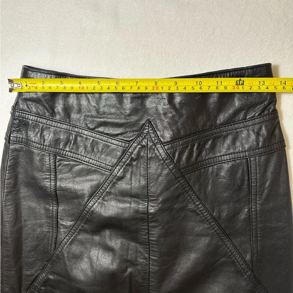 Elegant Black Leather Mini Skirt - Picture 7 of 8